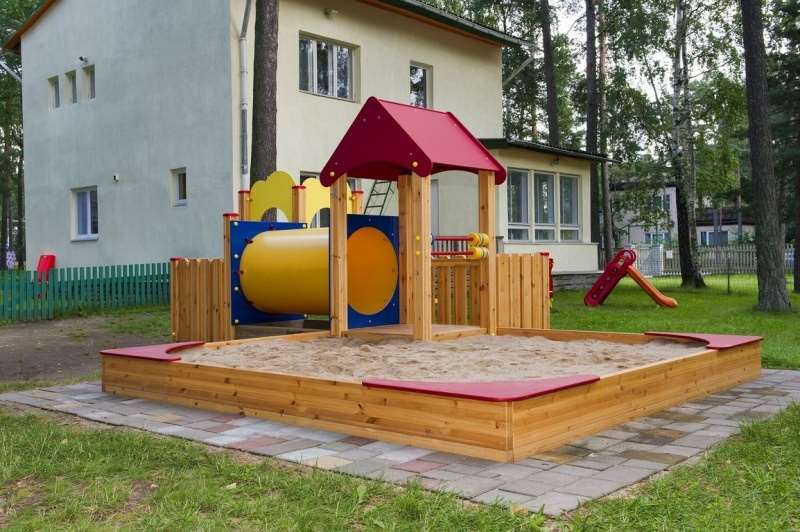Sandkasse med legehus lmk003