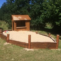 Legeplads legehus med sandkasse